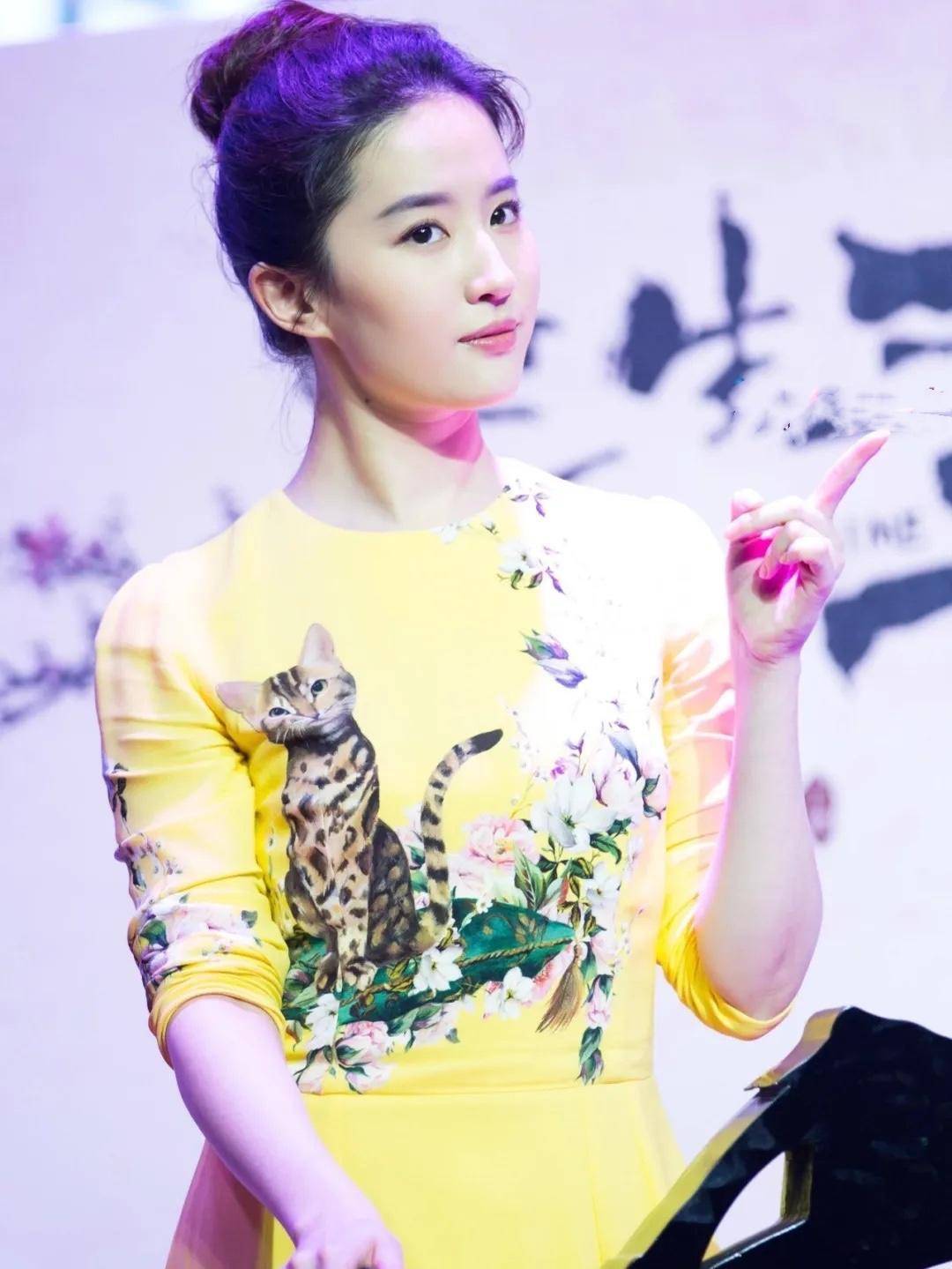 美得|刘亦菲的原装脸就是耐看,一袭黄色连衣裙甜美温柔,美得让人心动