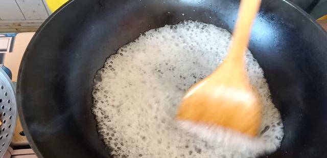 小厨|冬天孩子迷上吃此零食,营养比鸡蛋高3倍,不炸不煎,越吃越解馋