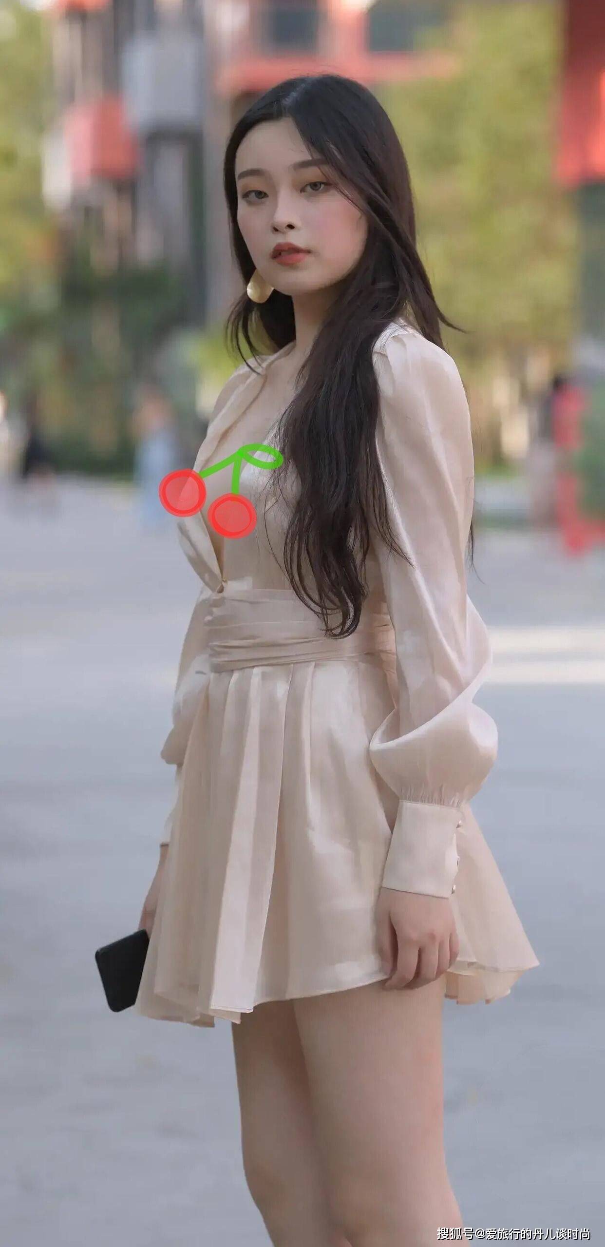 黑色|美女小姐姐穿条真丝裙就很显魅力，一看就像大户人家出身