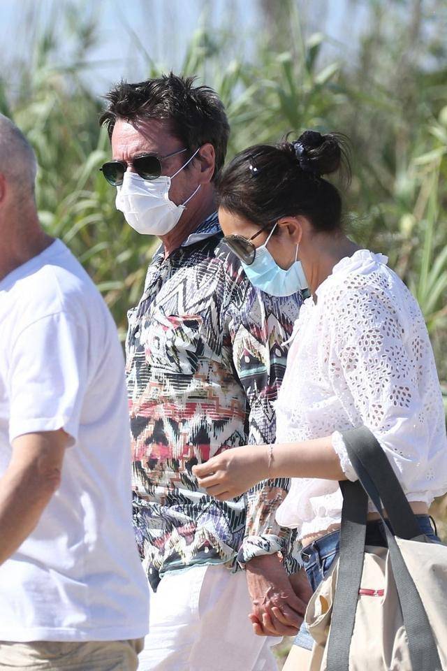 老公|巩俐与老公海边度假,扎丸子头配短裤霸气不再,71岁老公非常时尚