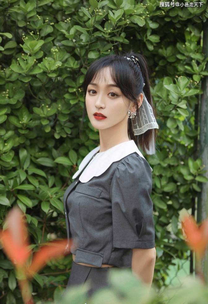 灰色|何泓姗灰色百褶裙青春活力写真