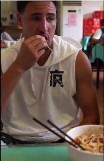 美食|NBA吃货遇上中国美食:马努给6款零食评分,字母弟一人吃9桶泡面