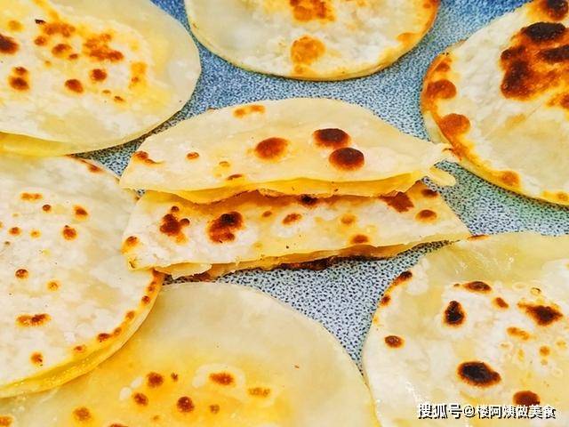棒极了|饺子皮别再包饺子了，裹上芝士煎一煎，冬天给孩子做早餐棒极了