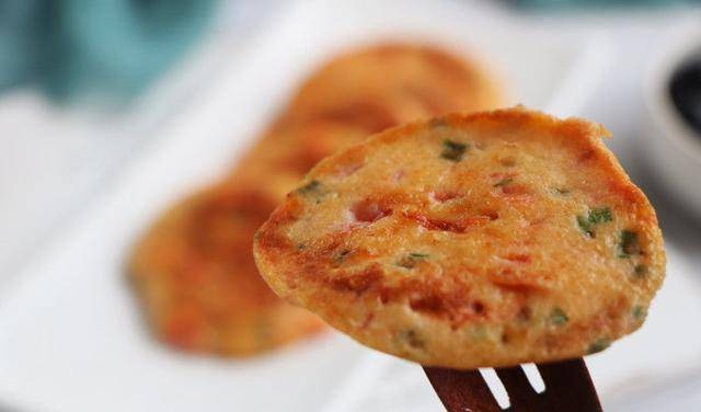 葱花|一款酸甜可口的鸡蛋饼,1个西红柿2个鸡蛋3把面粉,煎一煎搞定