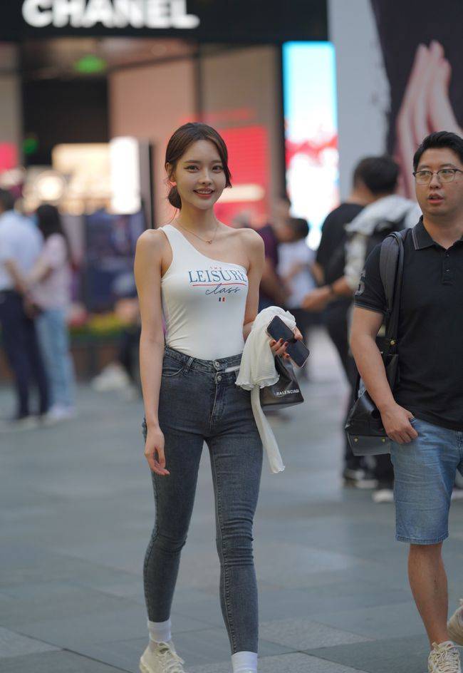 银白色|元气满满的夏日套装，单肩衫搭配修身牛仔，轻松成为“焦点”！
