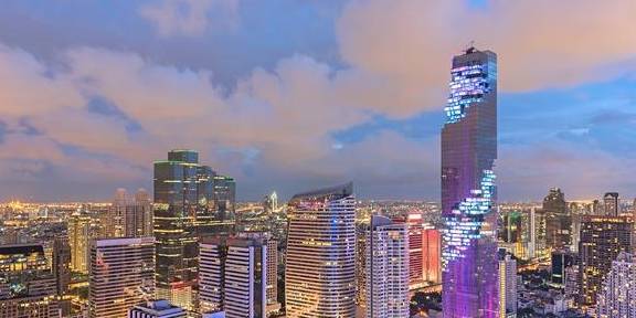 网友|亚洲最炫建筑却被网友嘲笑：白天像烂尾楼，晚上像烂尾楼起火