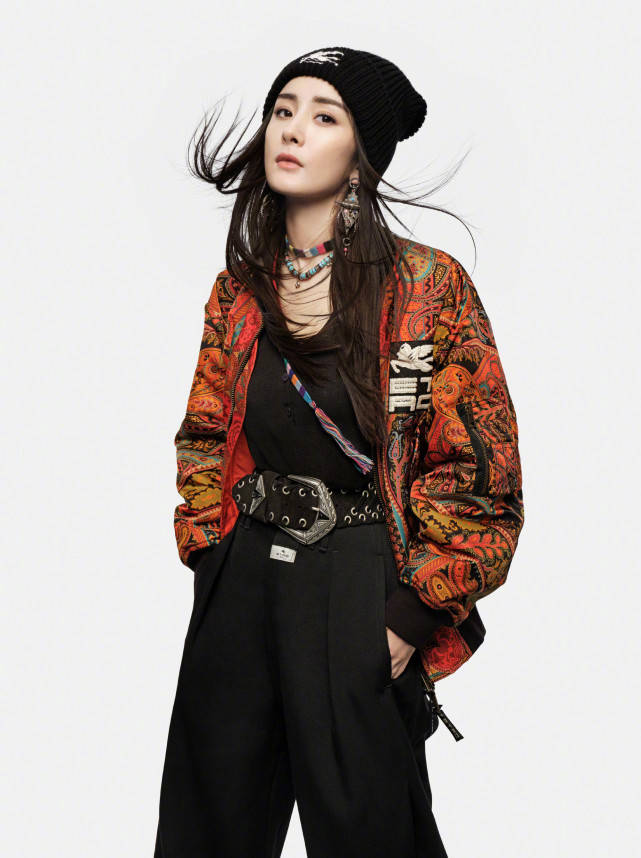 工装裤|杨幂成高奢全球代言人太争气！卫衣搭工装裤帅气爆表，过生太有排面