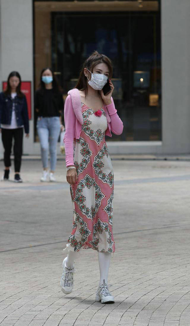 肤质|街拍：只有自身条件好的人，才能把红绿撞色搭配穿出时髦感