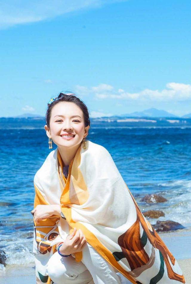 真会|章子怡肌肤状态令人羡慕，搭配大妈丝巾，效果出人意料，真会玩