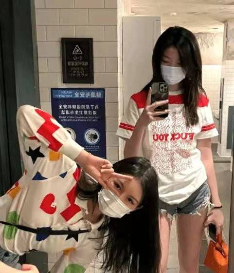 黑发|李嫣和闺蜜聚餐,换回黑发色很青春,穿两分裤秀腿衣着依旧很大胆