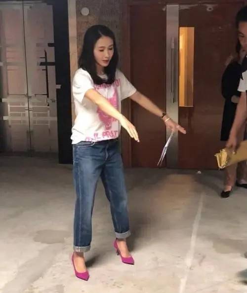 设计|49岁的黎姿看起来美极了,穿印花连体裤潇洒又时髦,贵妇范十足