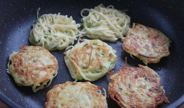 葱花|土豆丝饼操作要点，5个常见错误要避开，保证每个都外焦里嫩