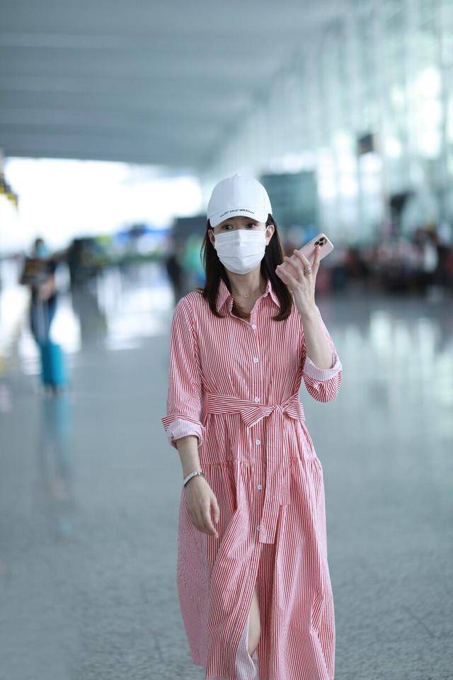 运动鞋|佘诗曼这样穿真减龄，粉色裙子配白色运动鞋，造型“少女感”十足