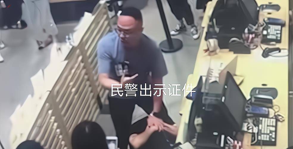 网友|安徽芜湖民警陪妻子逛街,轻松制服偷拍狂,被拍女生趁机踢上一脚