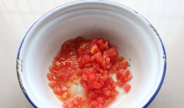 葱花|一款酸甜可口的鸡蛋饼,1个西红柿2个鸡蛋3把面粉,煎一煎搞定