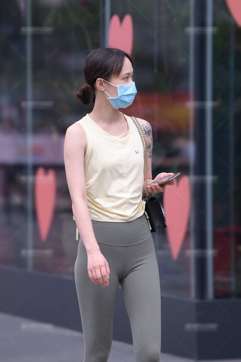 设计|连衣裙突显女性柔美的一面，整体服饰看起来更具活力，会更加的迷人