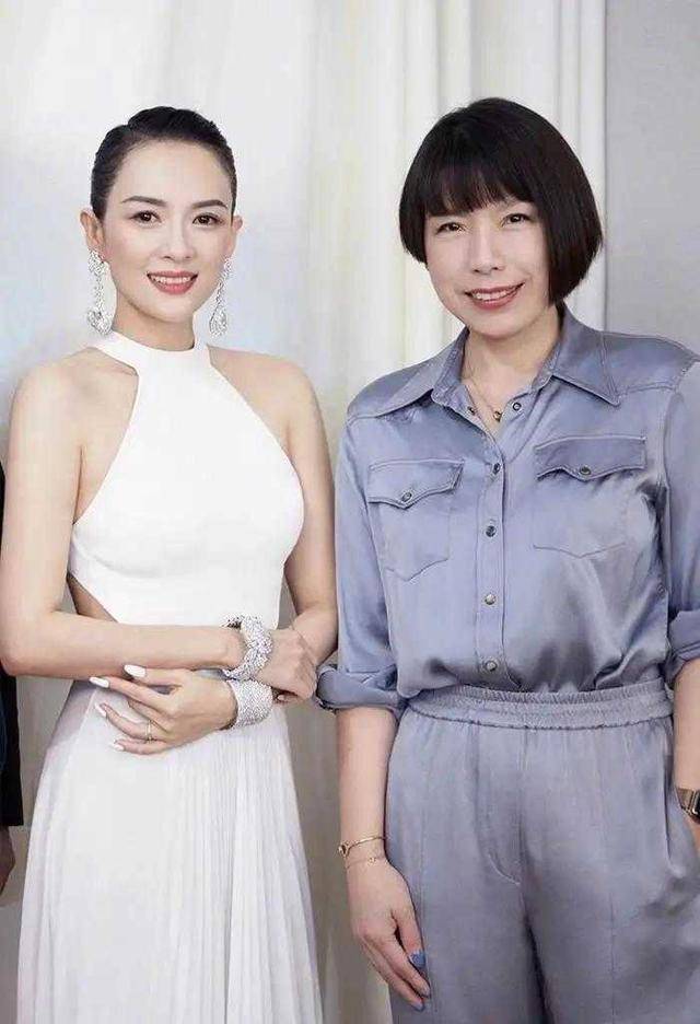 真会|章子怡肌肤状态令人羡慕，搭配大妈丝巾，效果出人意料，真会玩