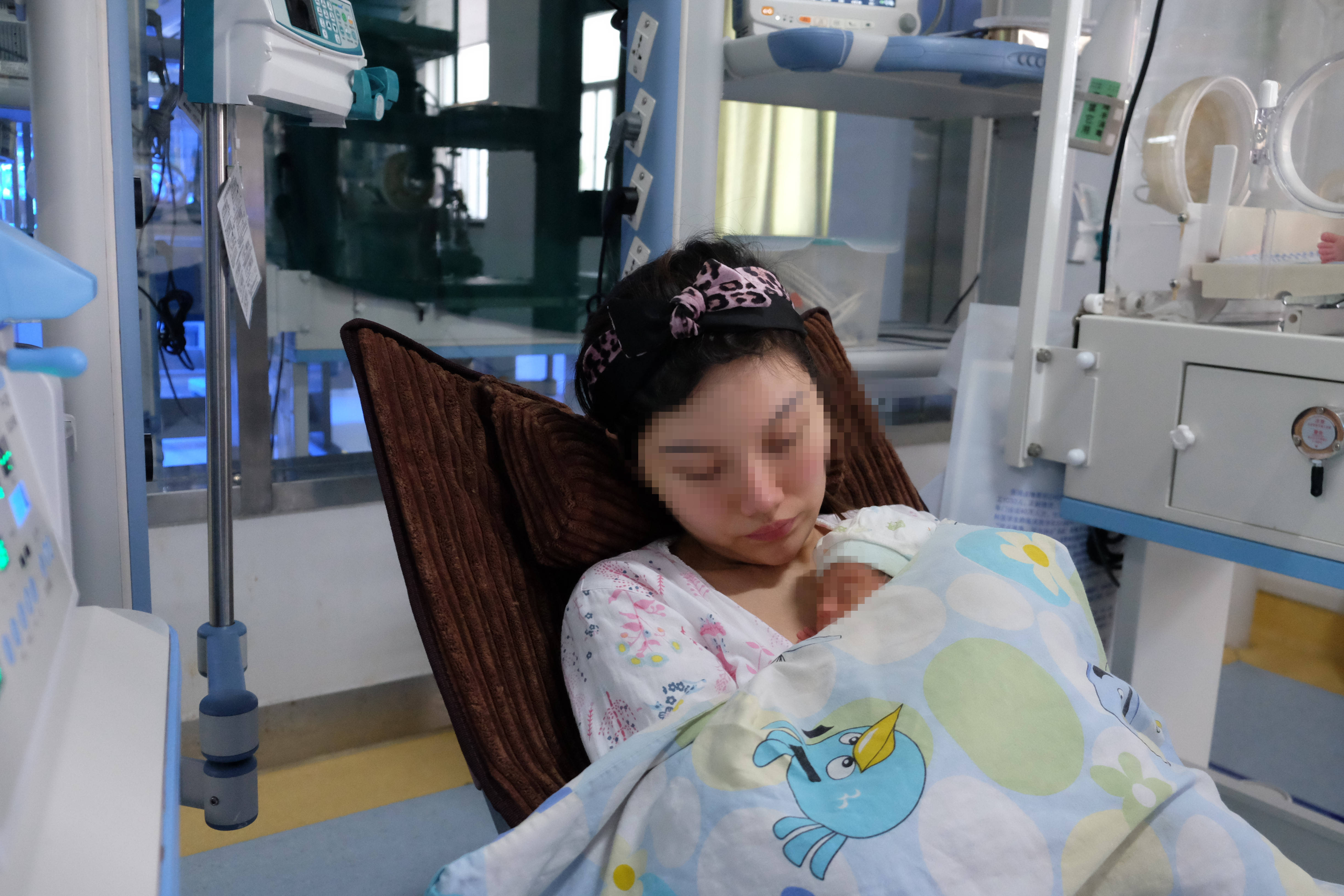 原创"我抱过孩子我有经验",护士第一个抱孩子,家属"明争暗斗"