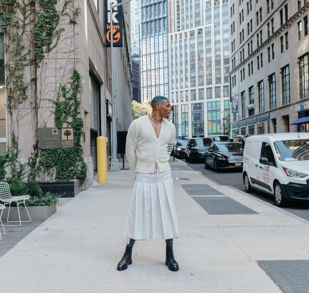 胸肌|威少艺术照引热议!白裙子黑皮靴让杜德利笑哭,魔术也有另类打扮