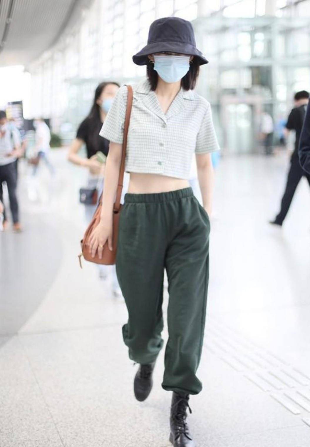 条纹|李沁真敢尝试新花样，条纹衬衫内搭T恤背心，性感锁骨很养眼