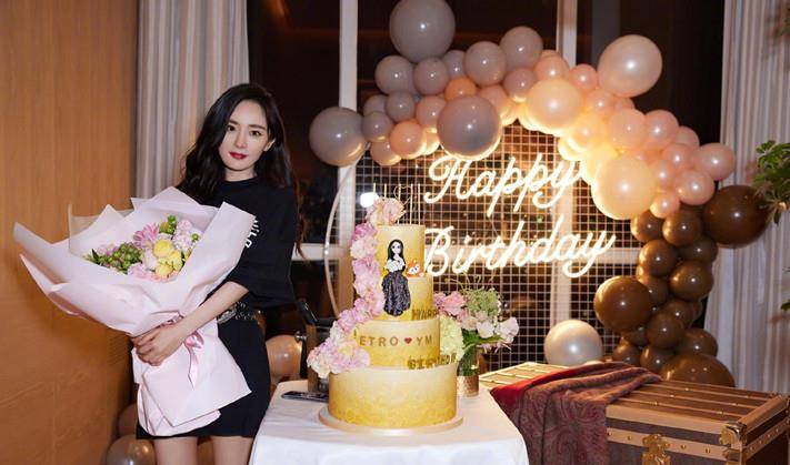 杨幂|35岁杨幂豪华酒店庆生!穿1万尖头靴闺蜜团作陪,4层大蛋糕太阔卓