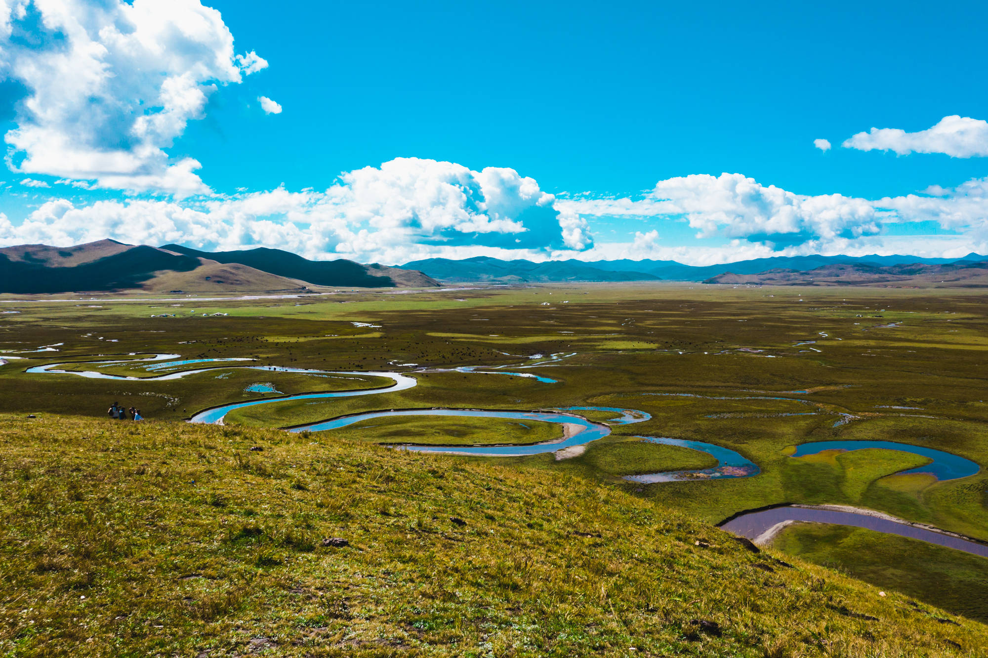 这里汇集着大片美丽的风景,是四川西部地区的范称(甘孜州,阿坝州等地)