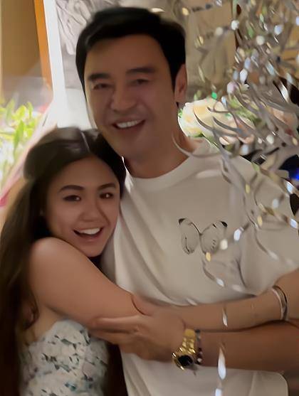 钟懿|钟镇涛17岁女儿穿衣好大胆！深v吊带碎花裙配大波浪，酒窝笑超甜