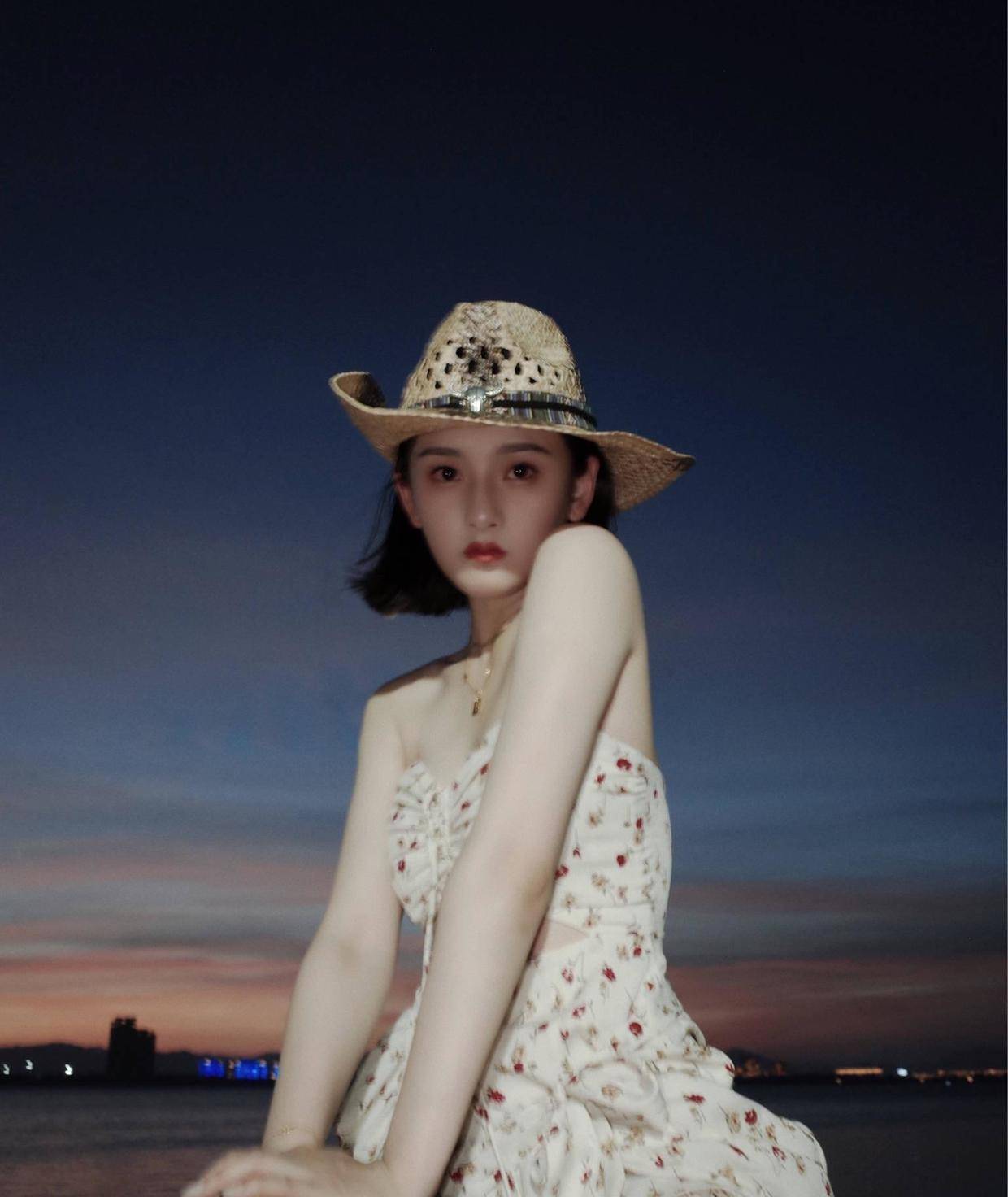 短裙|宋祖儿秋季穿搭真好看，卫衣搭配百褶裙走机场，少女感扑面而来