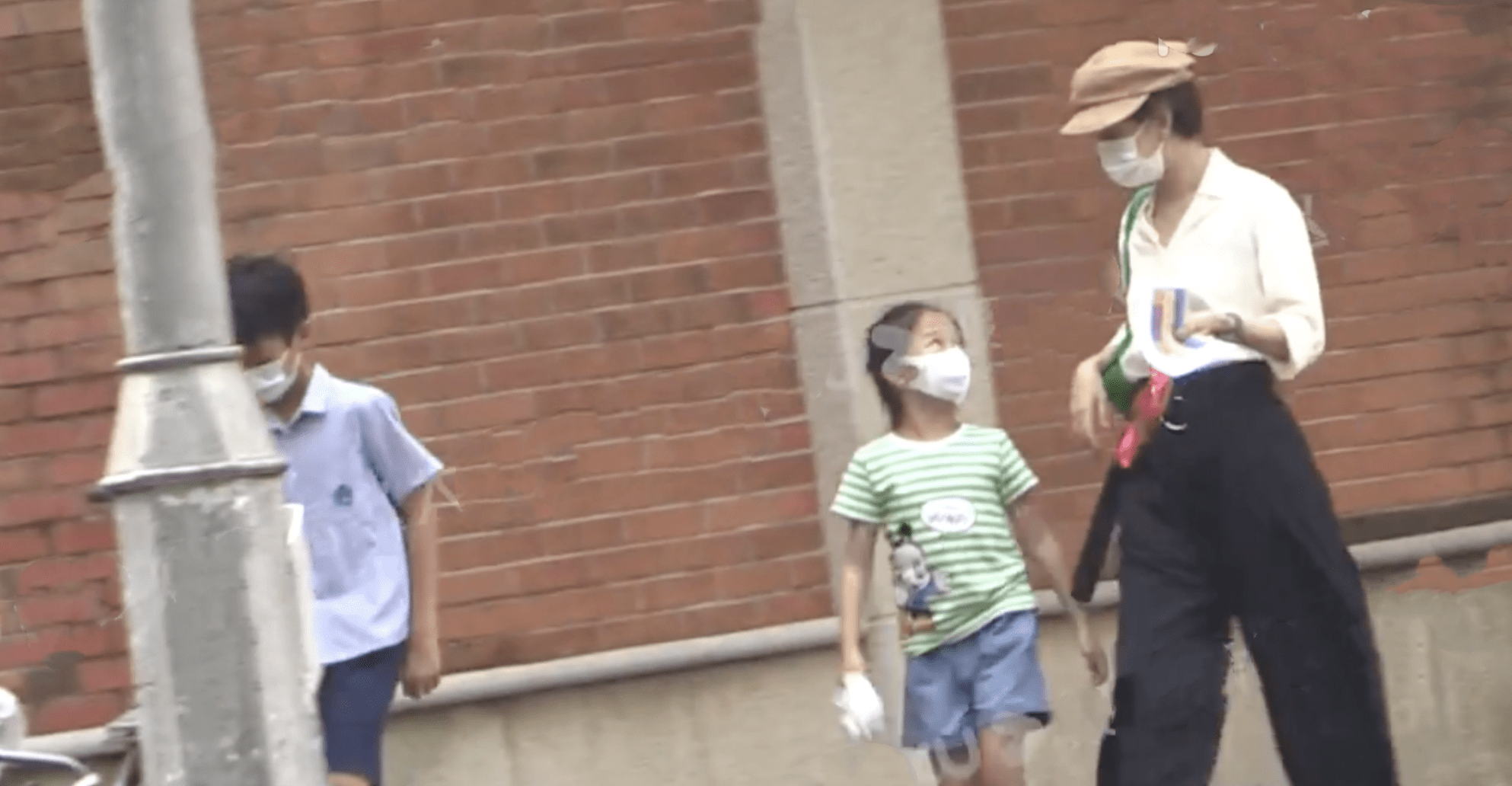 时尚|孙俪接儿女放学，戴贝雷帽穿搭时尚，等等高冷小花蹦蹦跳跳很活泼