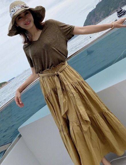 颜色|黎姿穿泳装自拍，还有直角肩少女腿，快50岁的老奶奶还这么漂亮！