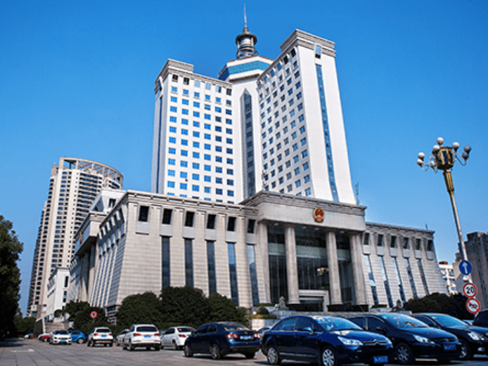 家长|3岁孩子被老师压脖子捡东西，闹脾气后倒地致瘫痪，法院：赔259万