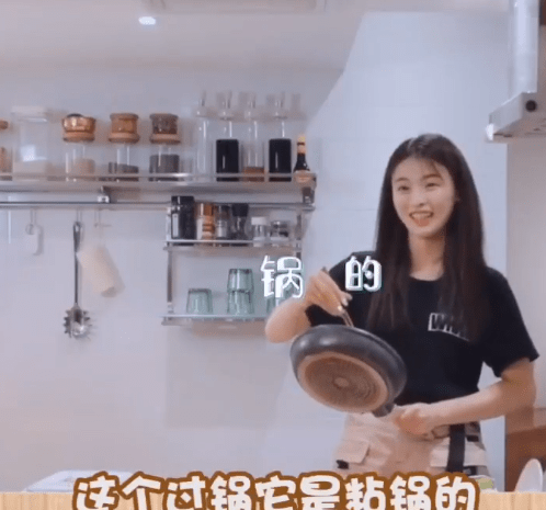 女孩子|杨超越素颜起床做早餐,镜头无意间拍到厨房一角,这是豪宅啊?