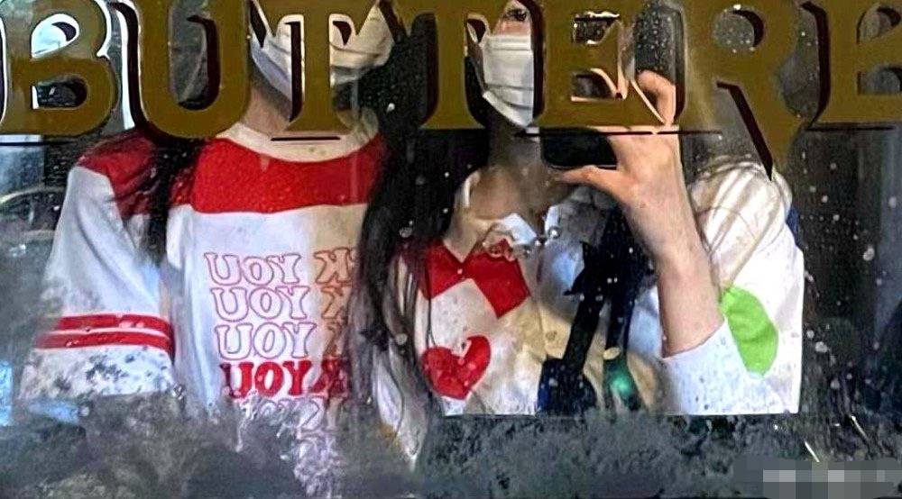 女儿|偶遇王菲15岁女儿李嫣，穿超短裤包不住臀，拎两万元小菜篮亮了