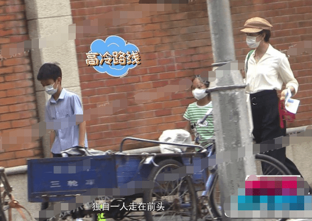 赵雅芝携小儿子现身皮肤白皙身材纤细黄恺杰被赞颜值高