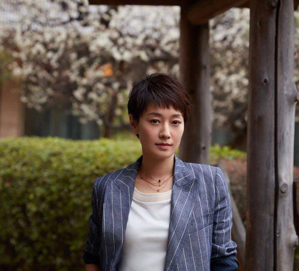 马伊琍|马伊琍时尚气质满街，四十五岁不显老，离婚后活出新风采