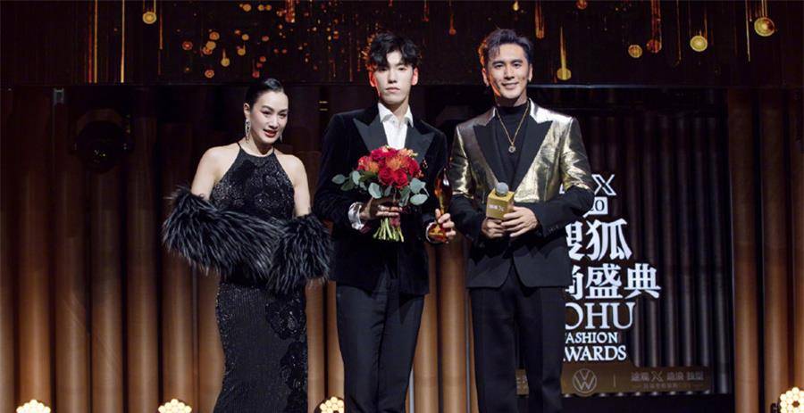 网络|钟丽缇与小11岁老公同框出镜，身穿裙装秀身材，小鸟依人满脸幸福