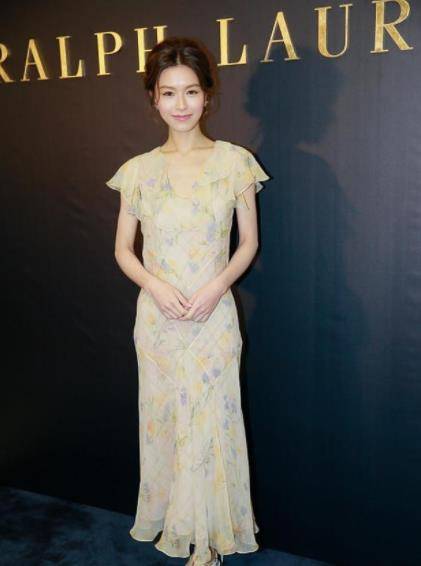 颜色|32岁文咏珊少女感好强，穿印花T恤大秀美腿，完全看不出结婚了