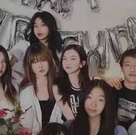 女儿|偶遇王菲15岁女儿李嫣，穿超短裤包不住臀，拎两万元小菜篮亮了