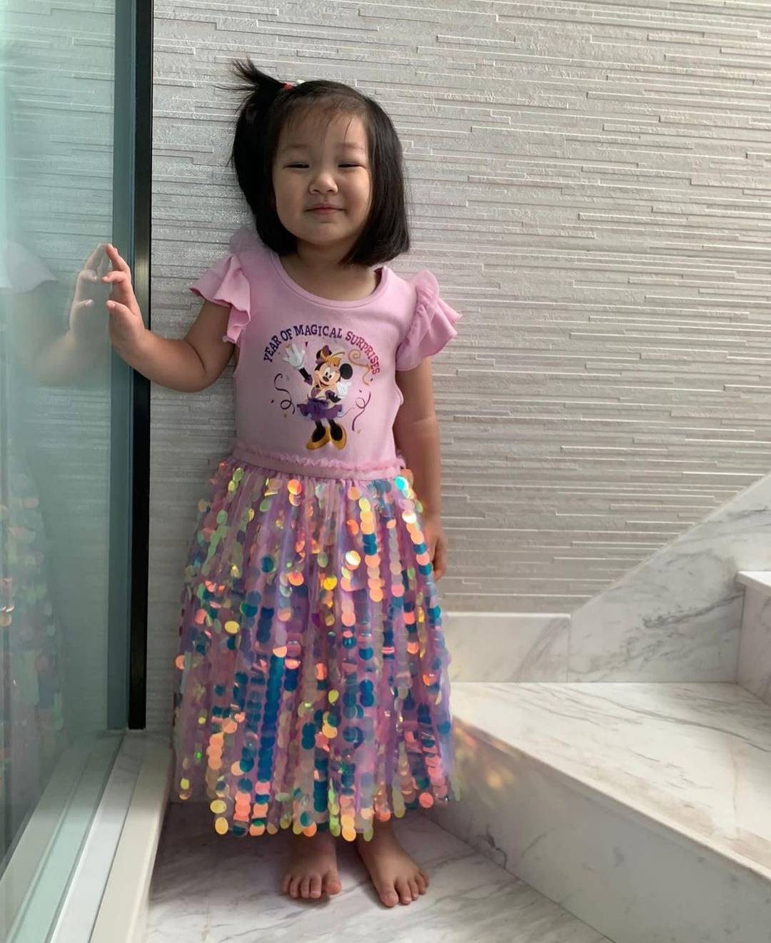 香港|李亚男晒女儿萌照，Gabby俏皮摆拍似王祖蓝，被大赞有模特范儿