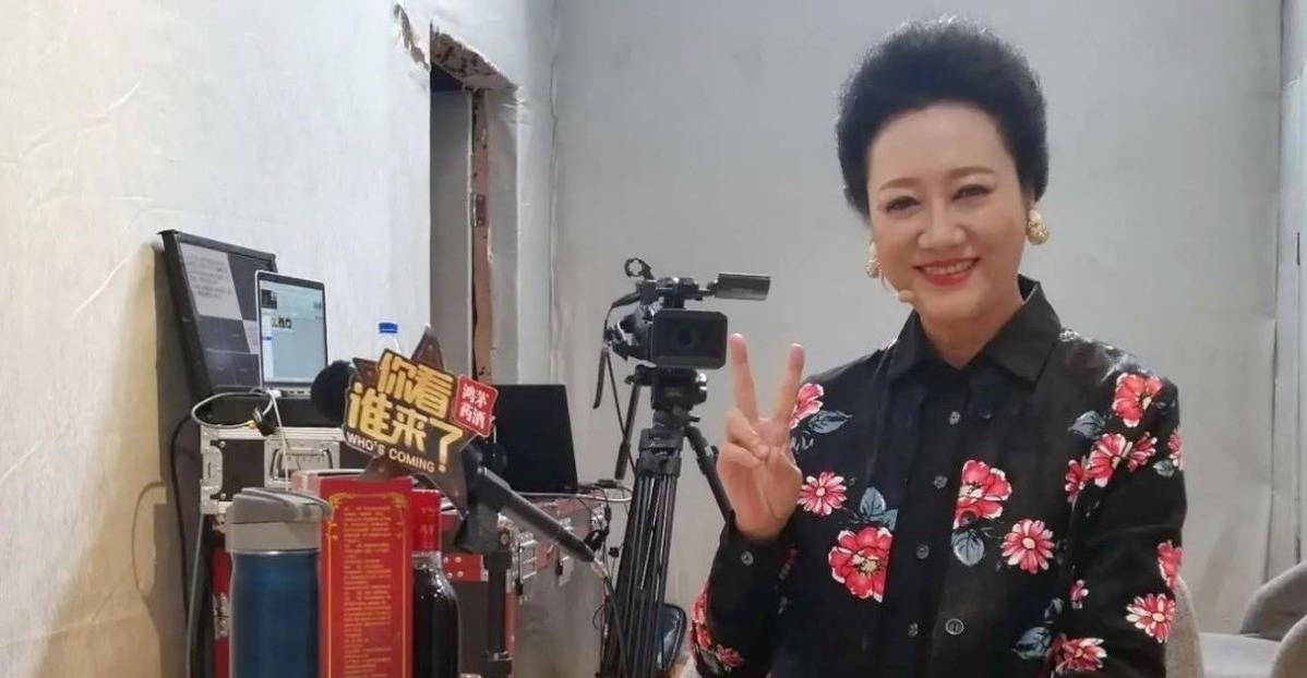 身材|车晓罕见与母亲同框，穿皮衣高级大气，却被66岁的妈妈气质碾压