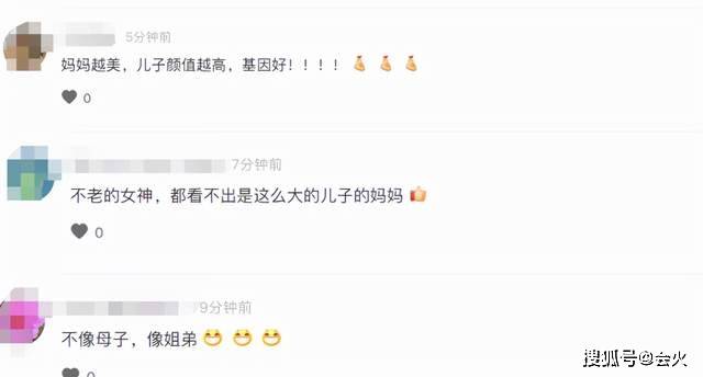 姐弟|66岁赵雅芝罕晒小儿子，坐门口台阶上不嫌脏，儿子眉清目秀好帅气