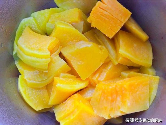 生活|南瓜别再炖着吃，加2勺糯米粉，我家每周做3次，当零食吃真香