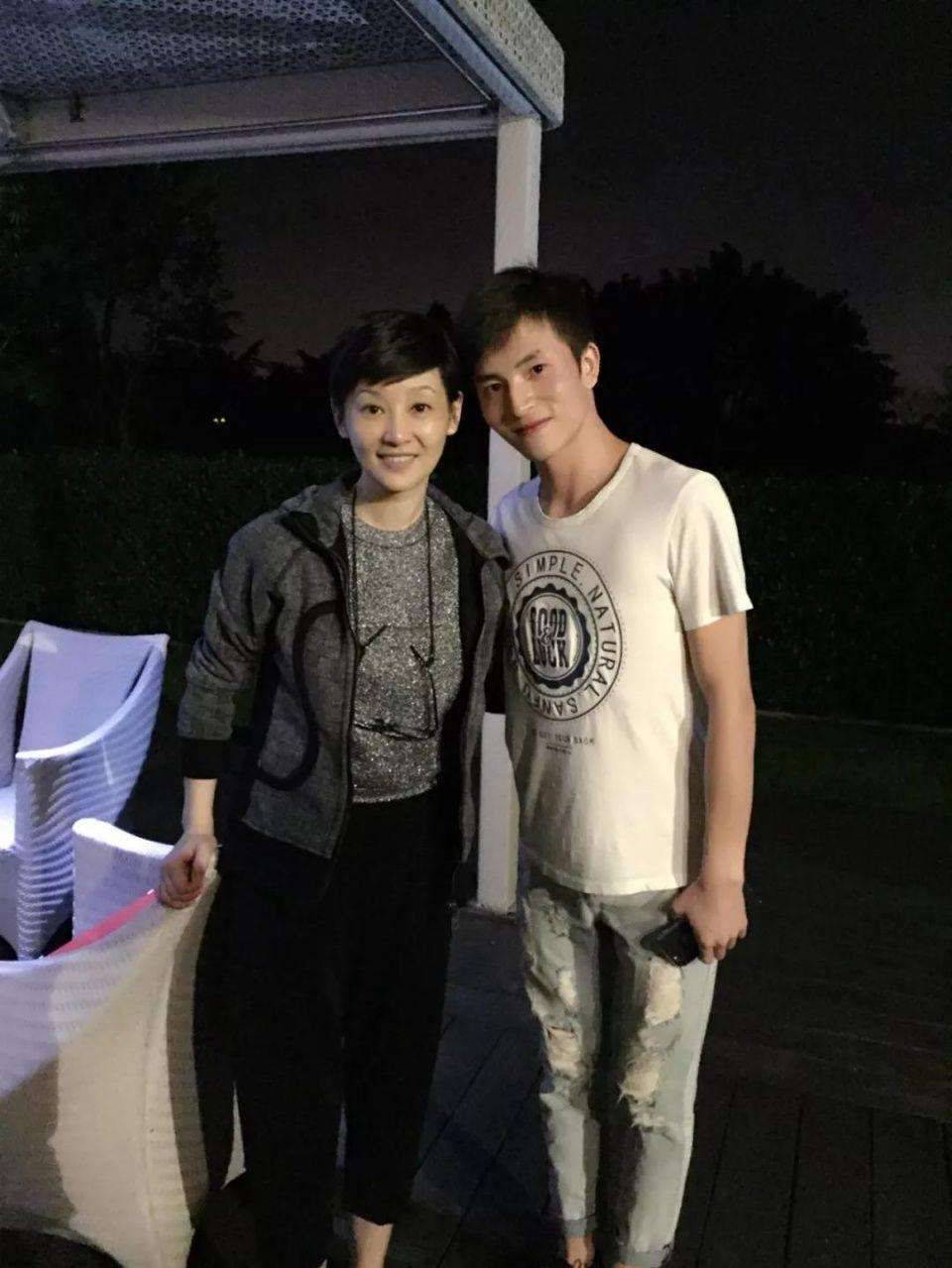 头发|徐帆在成都的现场图，穿长裙却只敢踩运动鞋，老了就该这么真实！