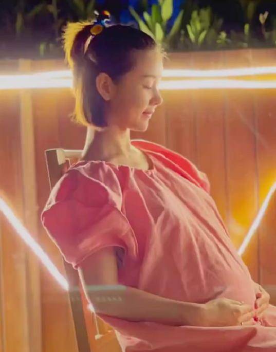 满是|李小萌庆生“四口之家”罕同框，孕肚凸显，王雷为妻儿拍照超宠溺