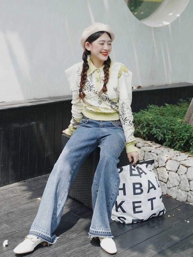 显得|终于明白小个子的“穿搭精髓”，印花上衣搭配牛仔裤，显高显瘦