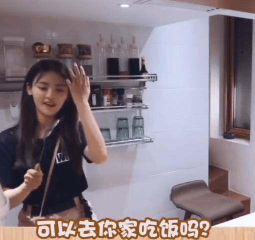 女孩子|杨超越素颜起床做早餐,镜头无意间拍到厨房一角,这是豪宅啊?