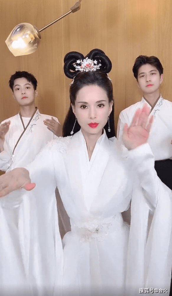 小龙女|55岁李若彤穿古装热舞，抖肩扭胯腰肢纤细，身后两个帅哥伴舞