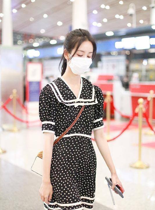 服装|陈都灵虽然还不到30岁,打扮的就挺成熟的了,看无修图还挺高级的