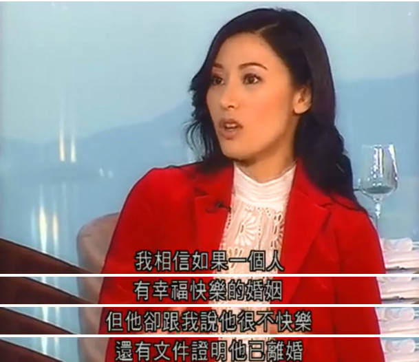 图中的小水晶穿着白色打底衫和格纹衬衫抖音黑森林事件