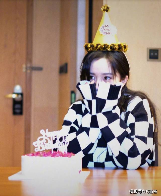 因为|杨幂晒35岁生日照,印花上衣搭配牛仔裤,半个娱乐圈都在祝福